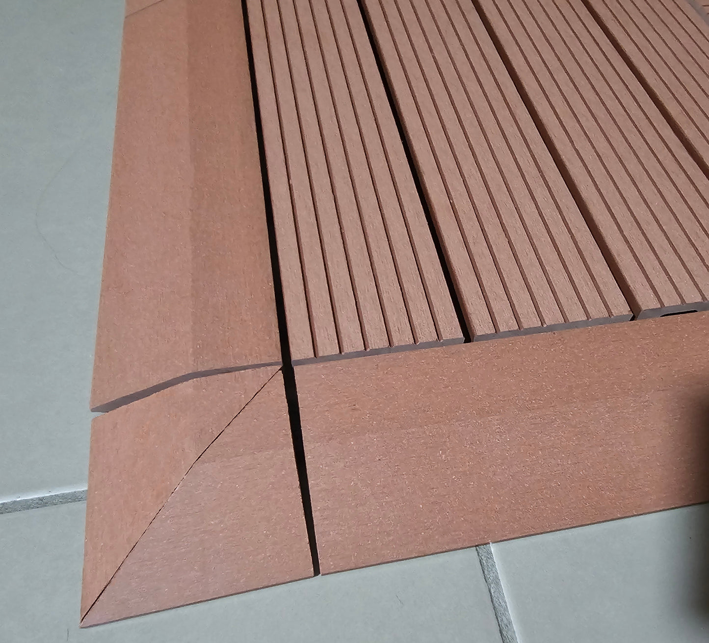 Composite Corner Tiles (Redwood)